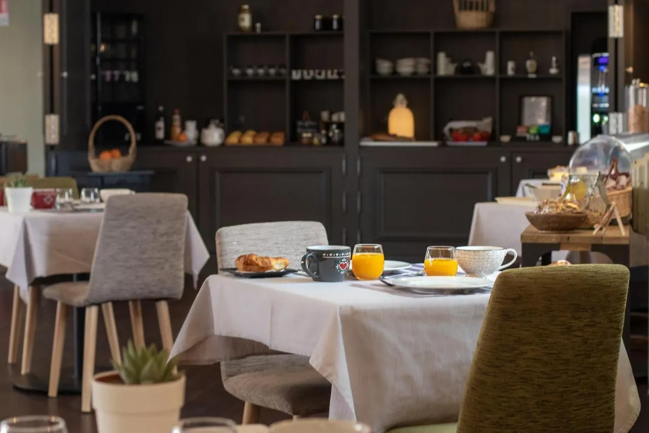 Logis Hotel Tante Yvonne & Son Restaurant Semi-Gastronomique - Lyon Nord 쿠엔시우 3*,